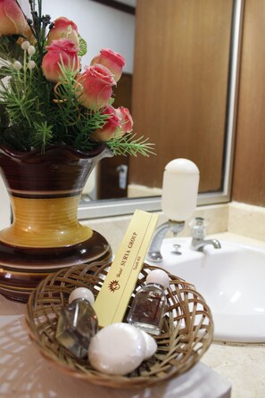 Deluxe Room | Bathroom | Free toiletries, slippers, towels