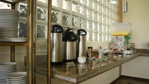 بوفيه فطور مجانًا يوميًا