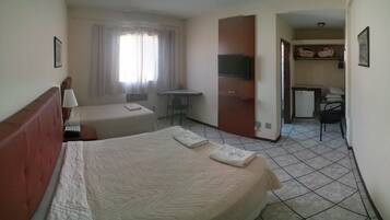 Quarto luxo | Frigobar, escrivaninha, berços (sobretaxa), Wi-Fi de cortesia