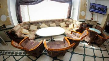 Suite | Zona de estar | Una televisión de pantalla plana