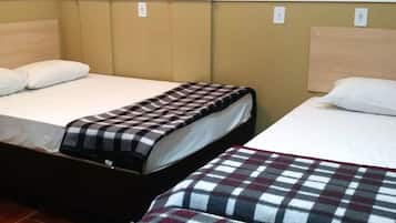 Habitación cuádruple | Escritorio, tabla de planchar con plancha, wifi gratis y ropa de cama