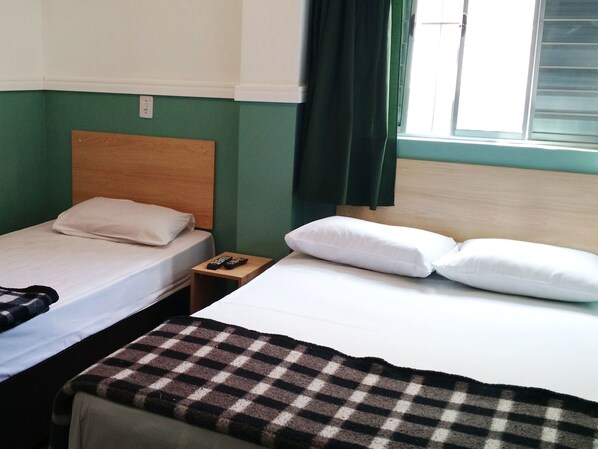 Habitación triple básica | Escritorio, tabla de planchar con plancha, wifi gratis y ropa de cama 