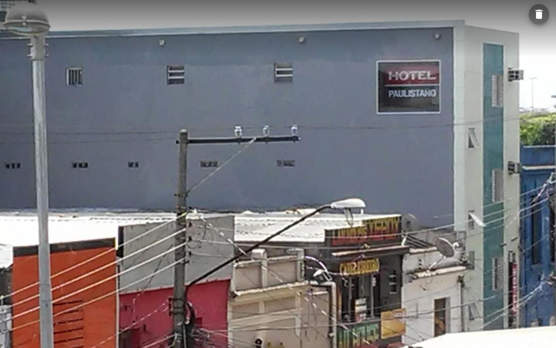 Un edificio con un cartel que dice 