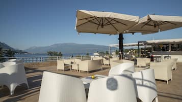 2 Bars/Lounges
