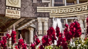La façade du Multi Grand Hotel, avec une enseigne bien visible indiquant le nom de l’hôtel Pharaon.
