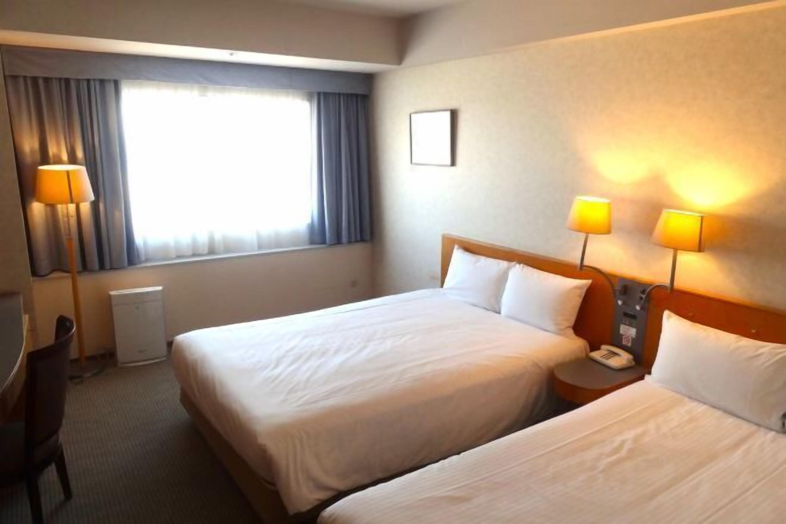 Escritorio, cortinas blackout y tabla de planchar con plancha 