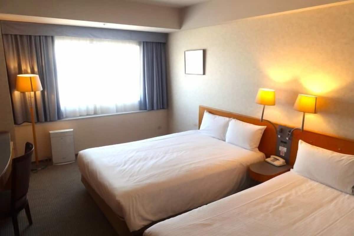 Escritorio, cortinas blackout y tabla de planchar con plancha