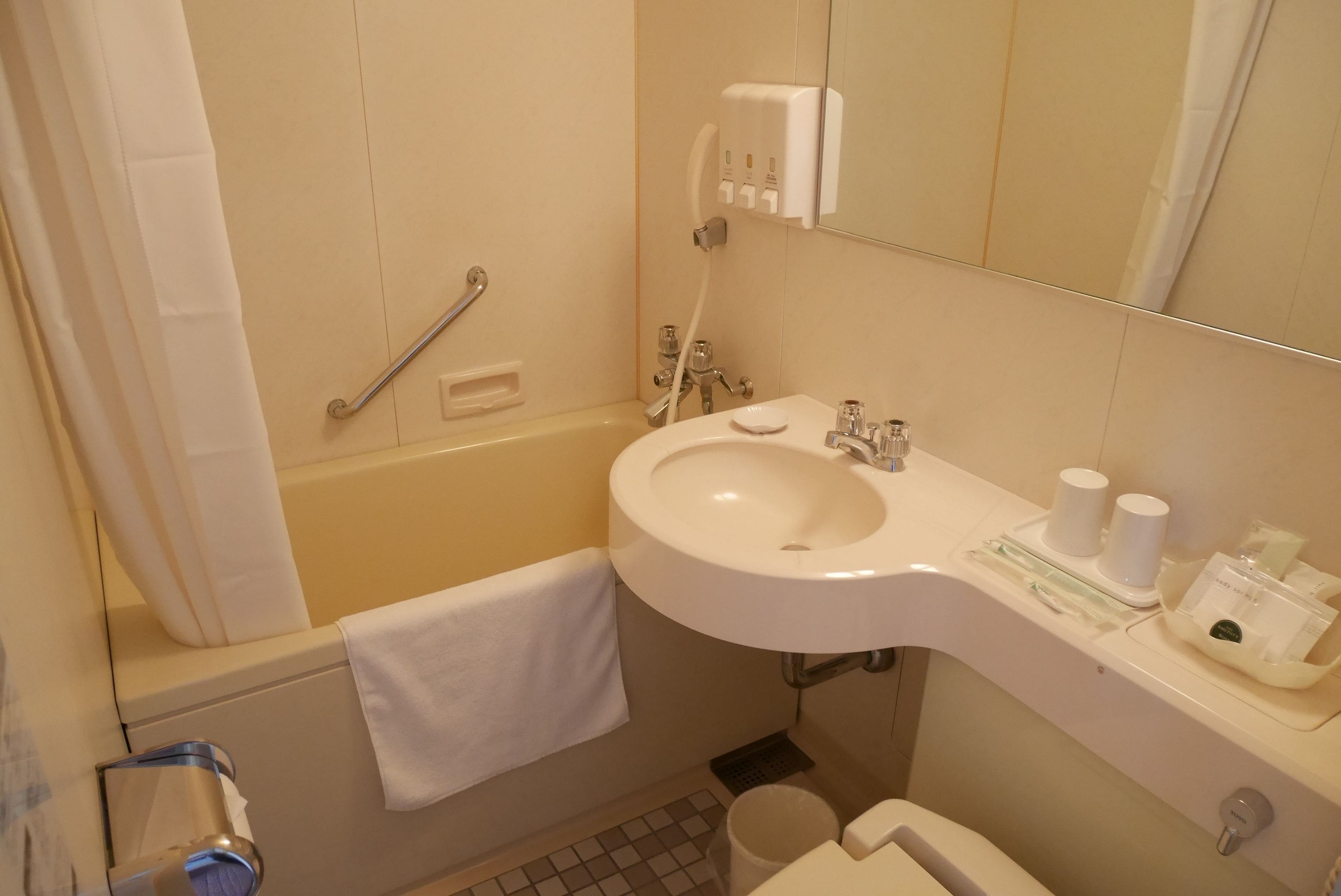 combined shower/bathtub, free toiletries, slippers, electronic bidet