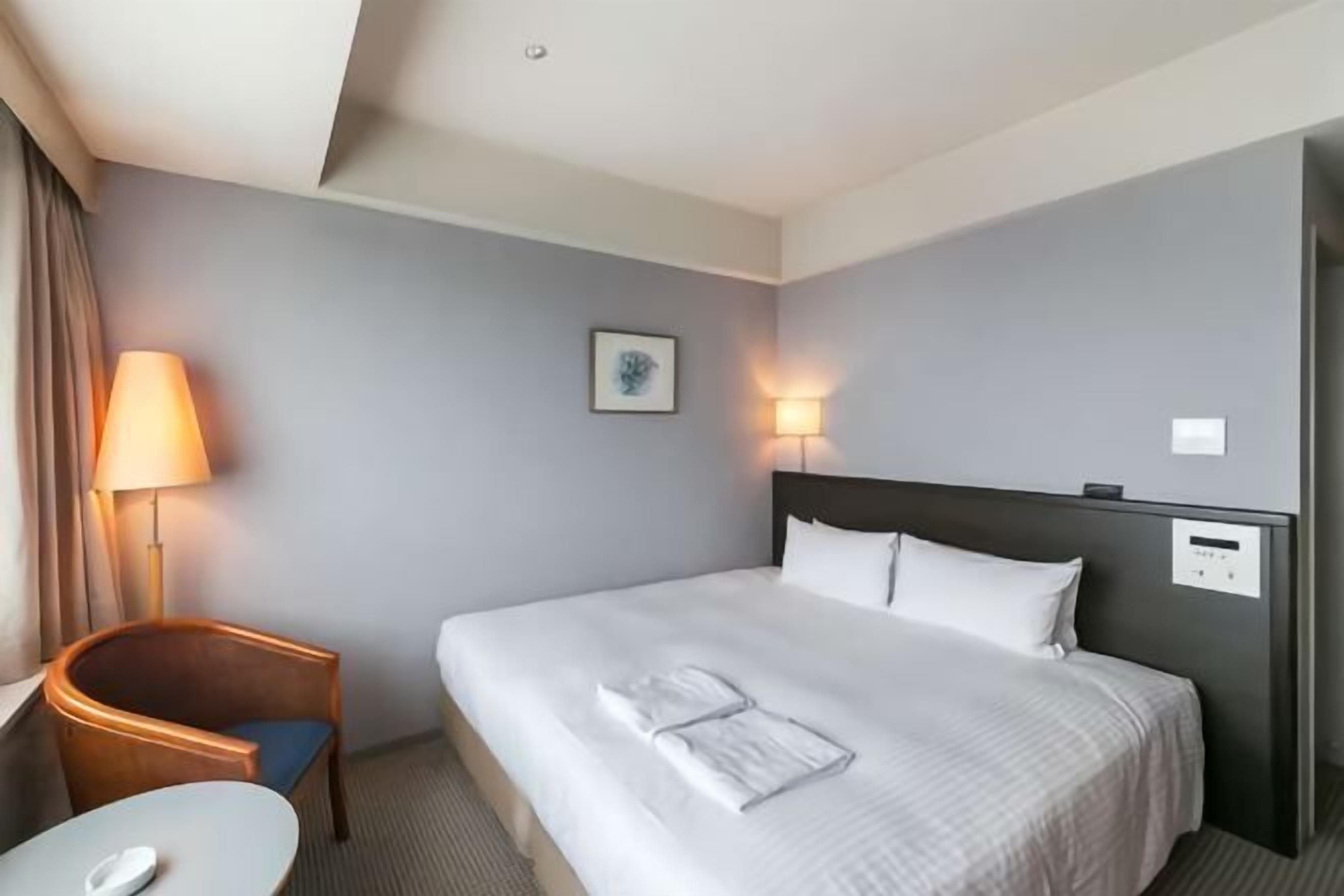 Escritorio, cortinas blackout y tabla de planchar con plancha 