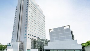 Un edificio moderno de gran altura con un diseño vertical llamativo y fachada de vidrio.