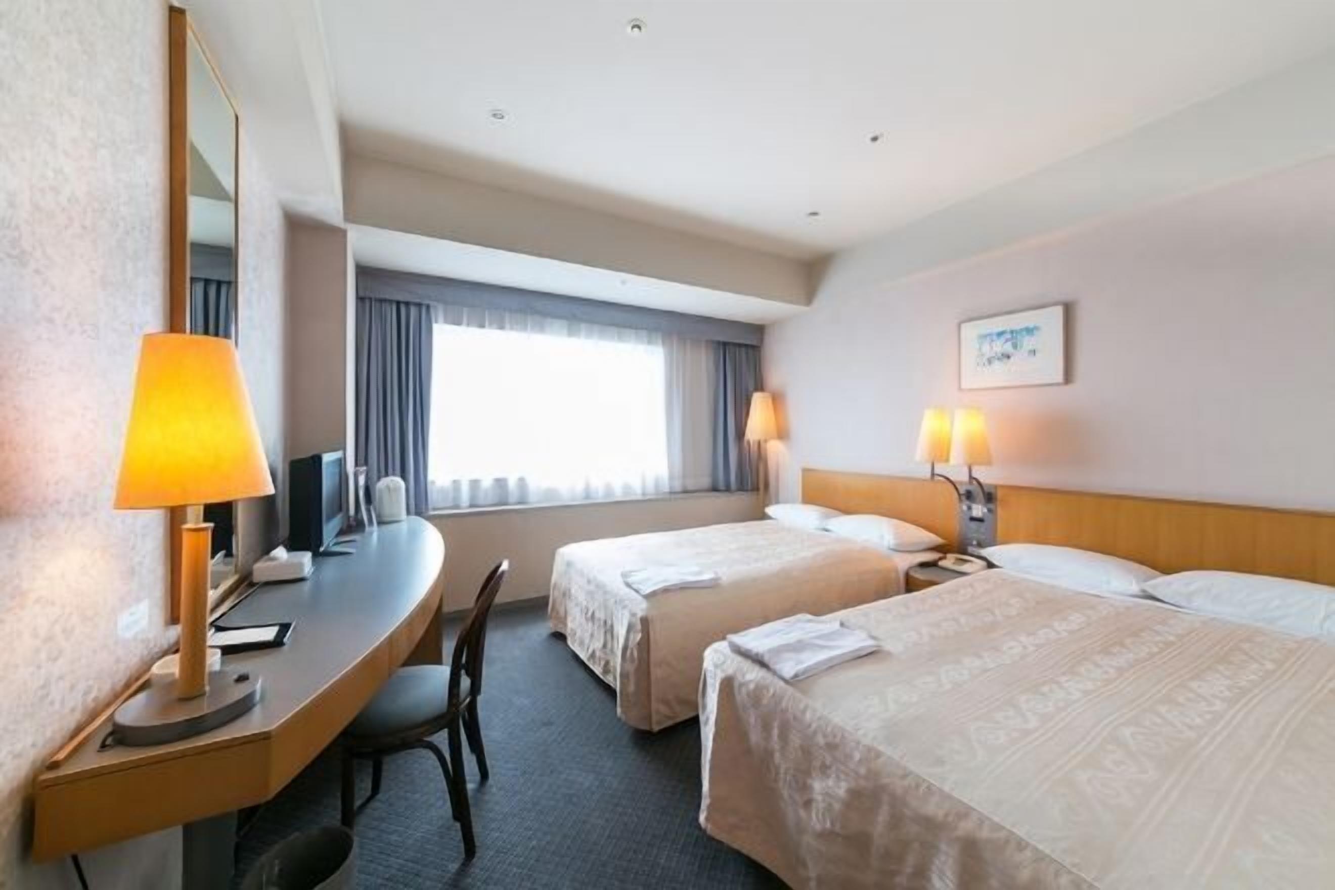 Escritorio, cortinas blackout y tabla de planchar con plancha 