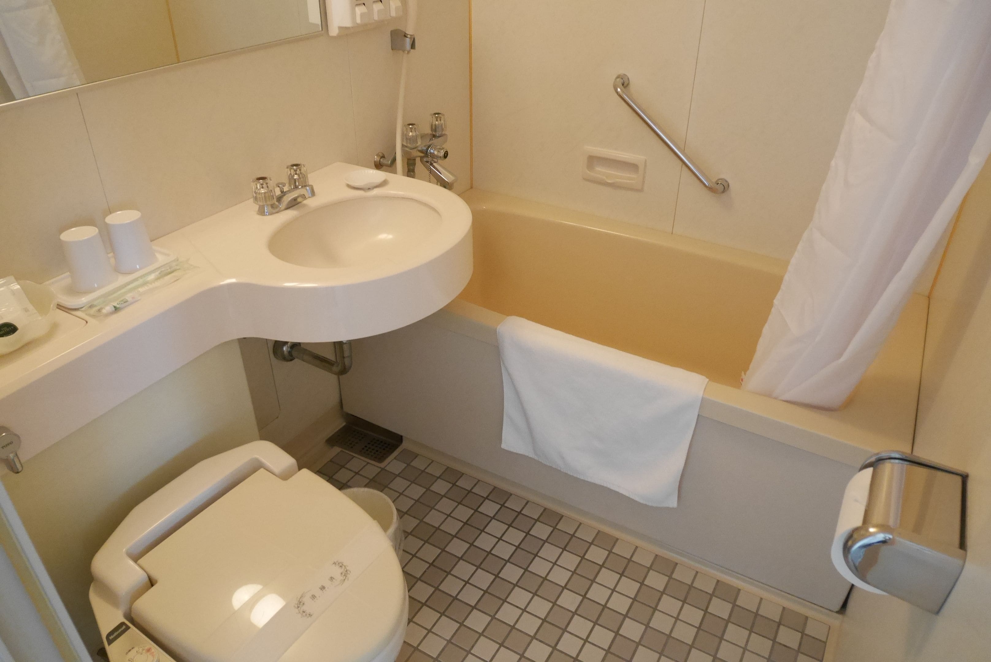 combined shower/bathtub, free toiletries, slippers, electronic bidet