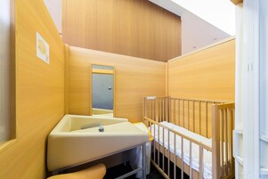 Combined shower/tub, free toiletries, slippers, electronic bidet