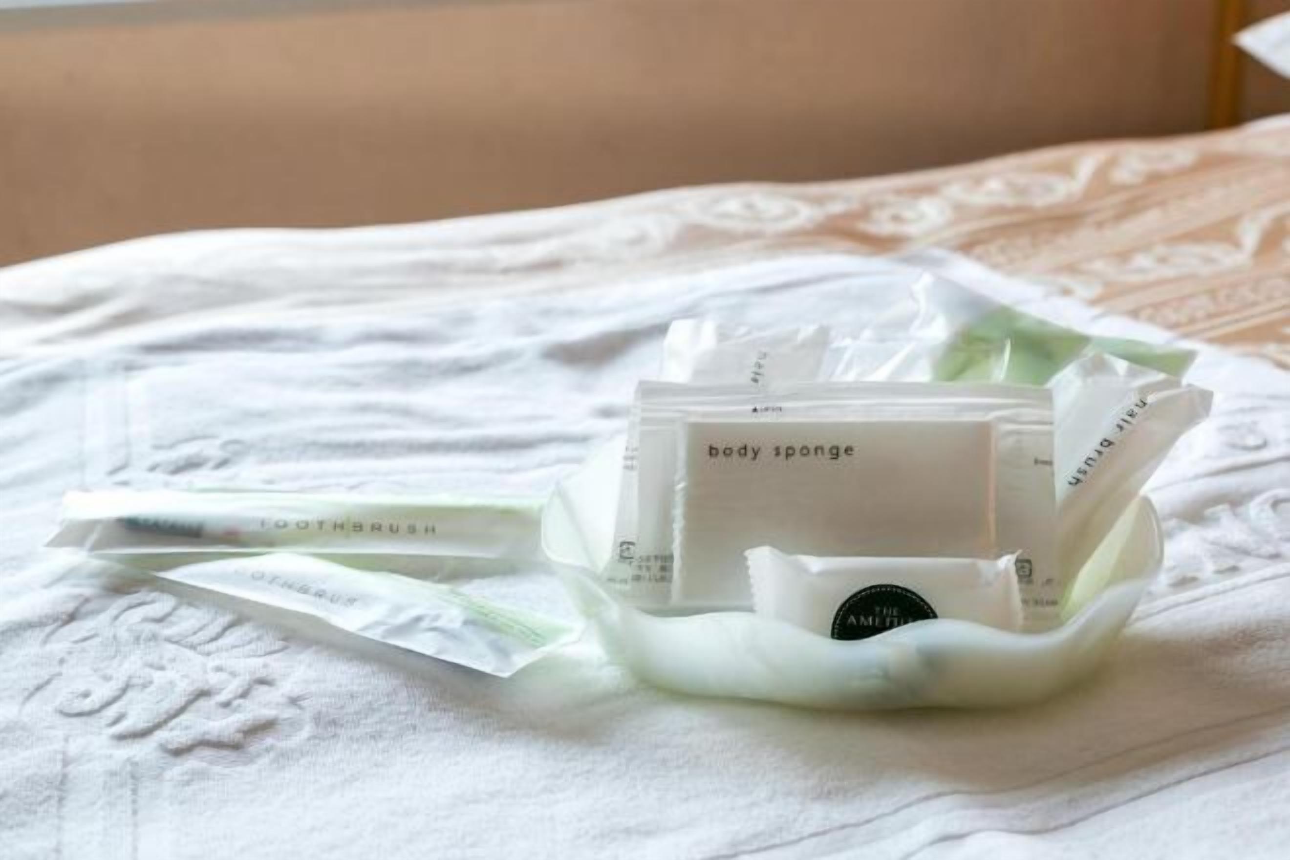 Tina con regadera, amenidades de baño gratuitas, pantuflas 