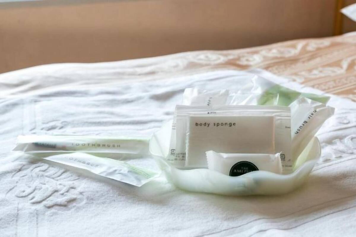 Suihkun ja ammeen yhdistelmä, ilmaiset hygieniatuotteet, tohvelit