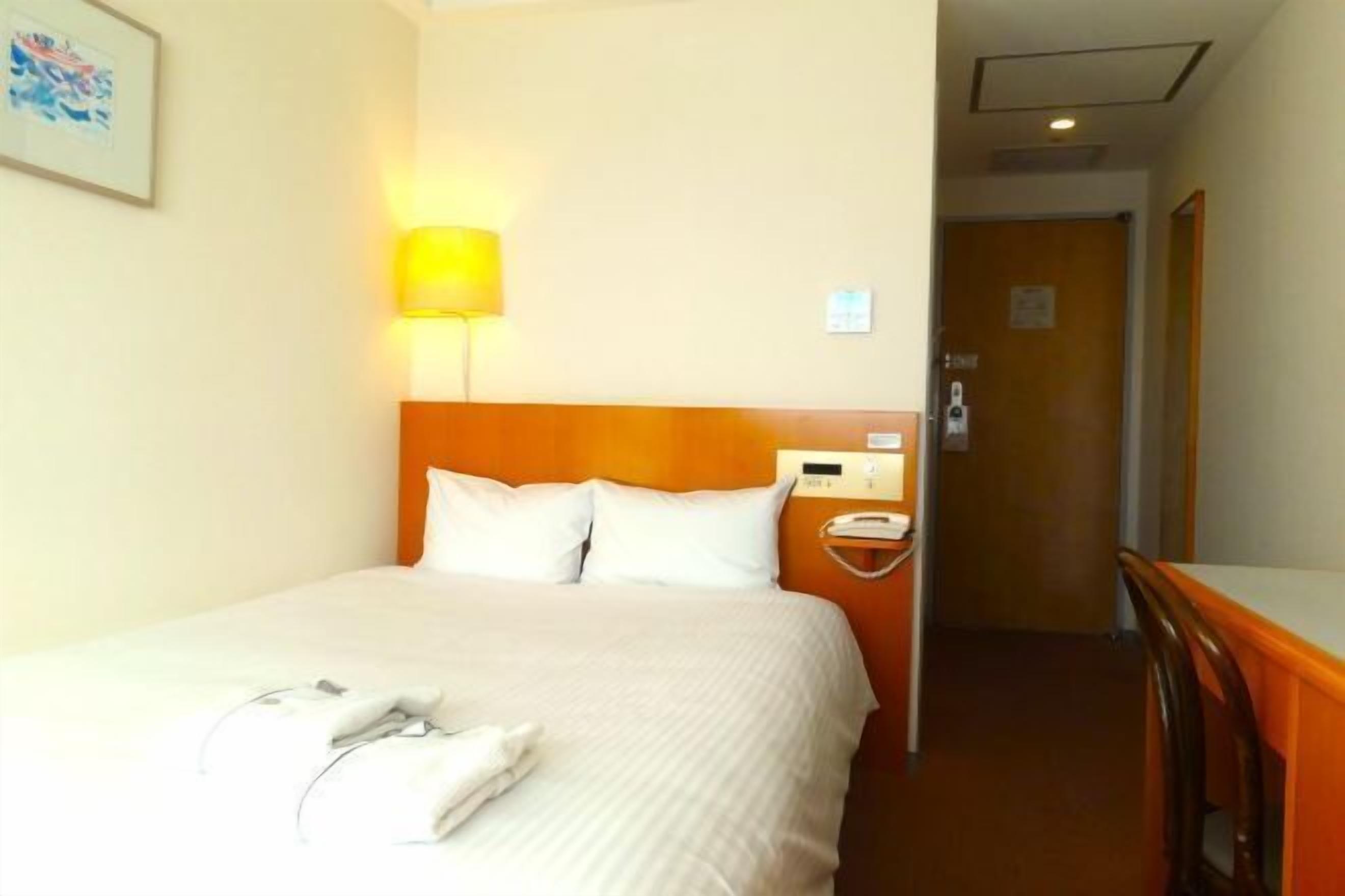 Escritorio, cortinas blackout y tabla de planchar con plancha 