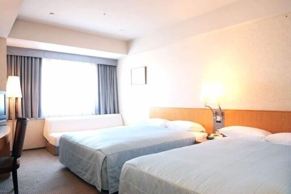 Schreibtisch, Verdunkelungsvorhänge, Bügeleisen/Bügelbrett