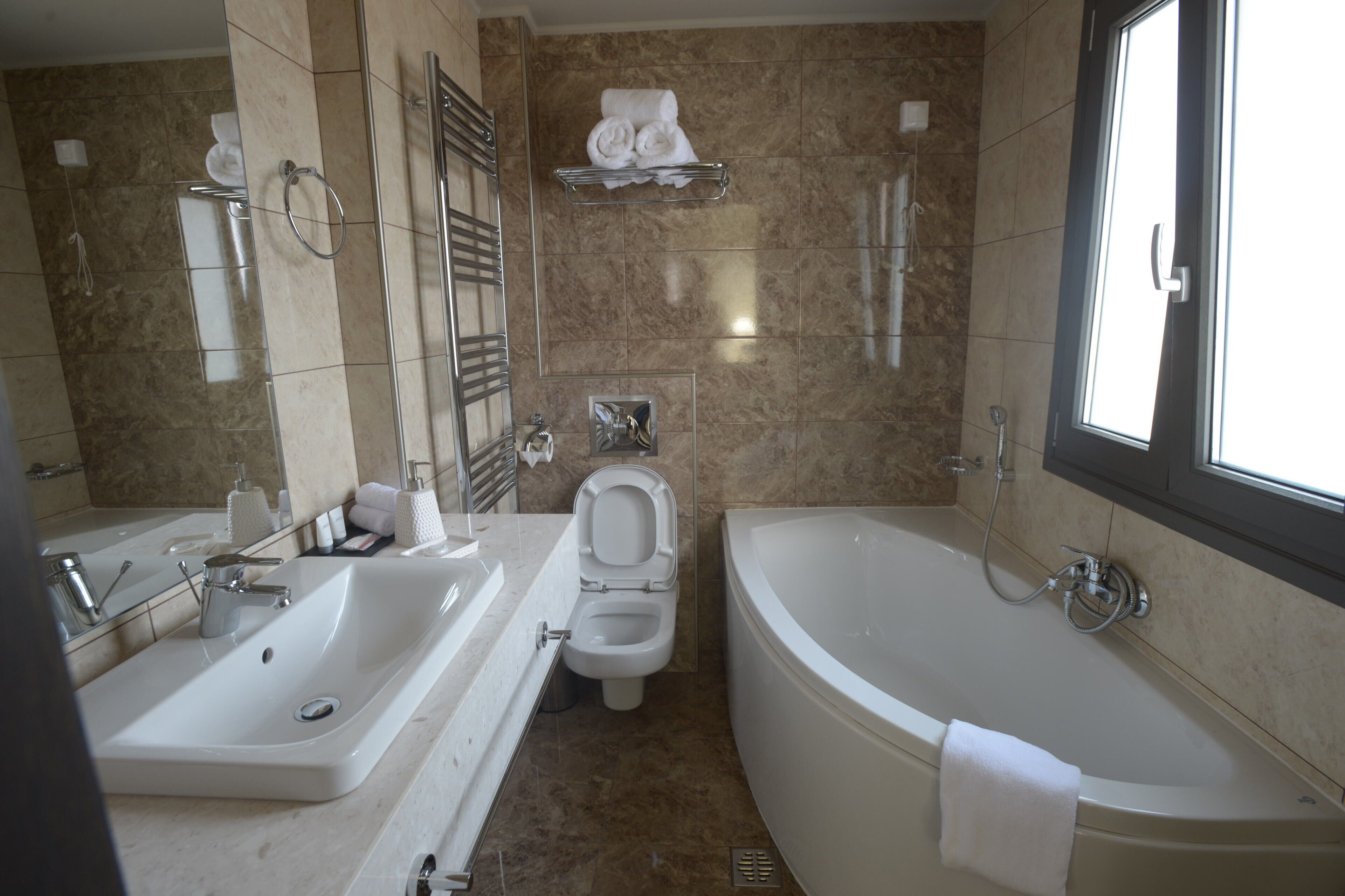 Kostenlose Toilettenartikel, Haartrockner, Hausschuhe, Handtücher