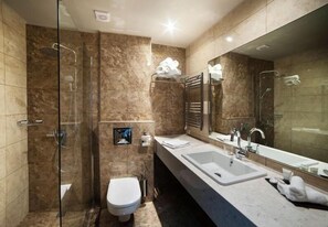 Articles de toilette (gratuits), séchoir à cheveux, pantoufles