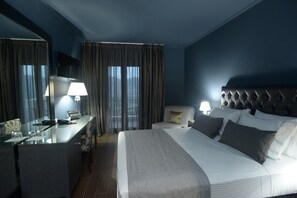 Triple Room | Minibar, in-room safe, desk, blackout drapes