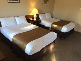 Escritorio, wifi gratis y ropa de cama 