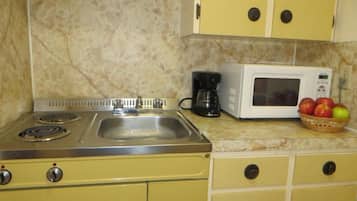Standard Room, 1 Queen Bed, Kitchenette | Private kitchenette