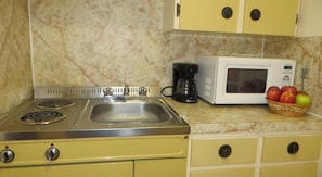 Standard Room, 1 Queen Bed, Kitchenette | Private kitchenette