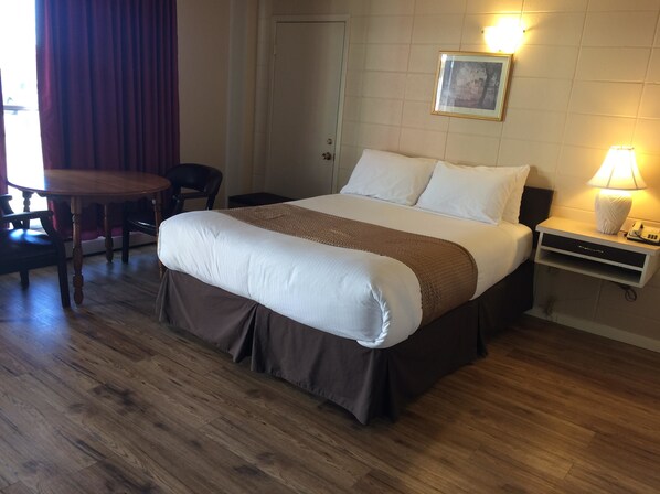 Standard Room, 1 Queen Bed | Desk, free WiFi, bed sheets