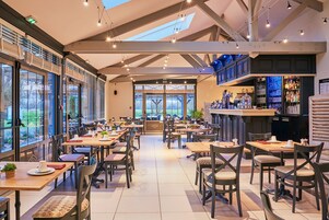 Se sirven almuerzos y cenas, cocina francesa