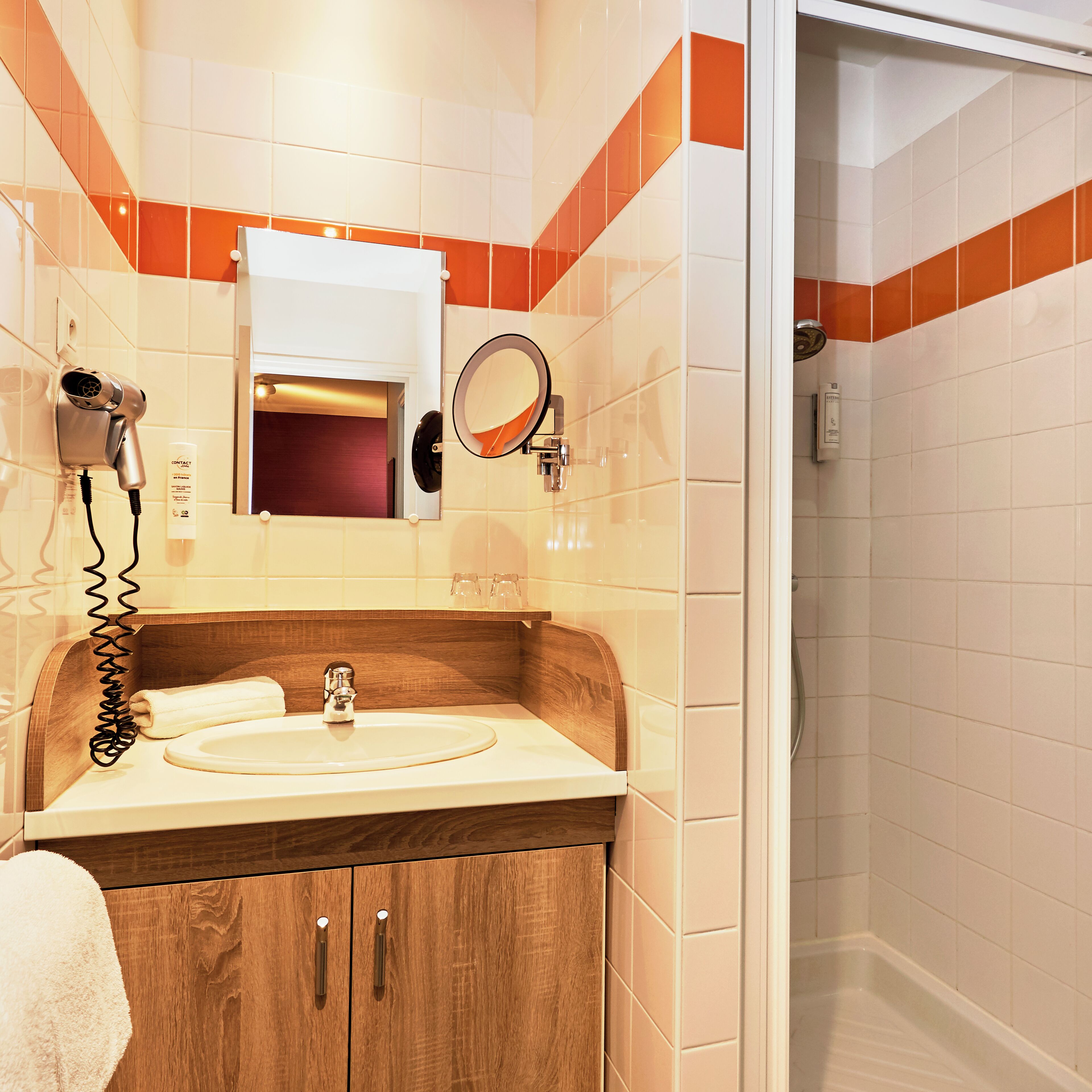 standard room | bathroom | free toiletries, hair dryer, bathrobes, slippers