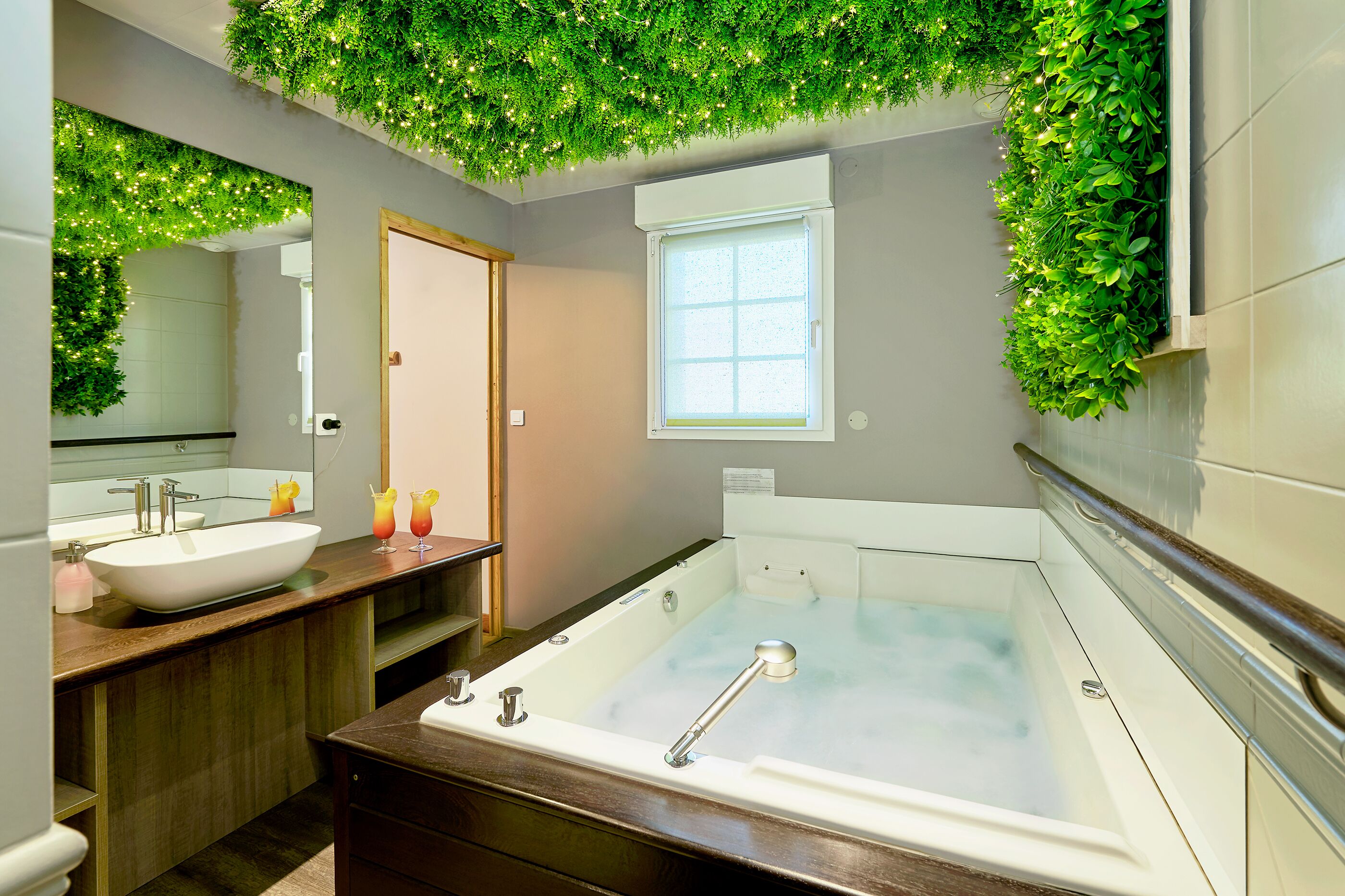 sauna, hot tub, steam room, turkish bath/hammam, body treatments