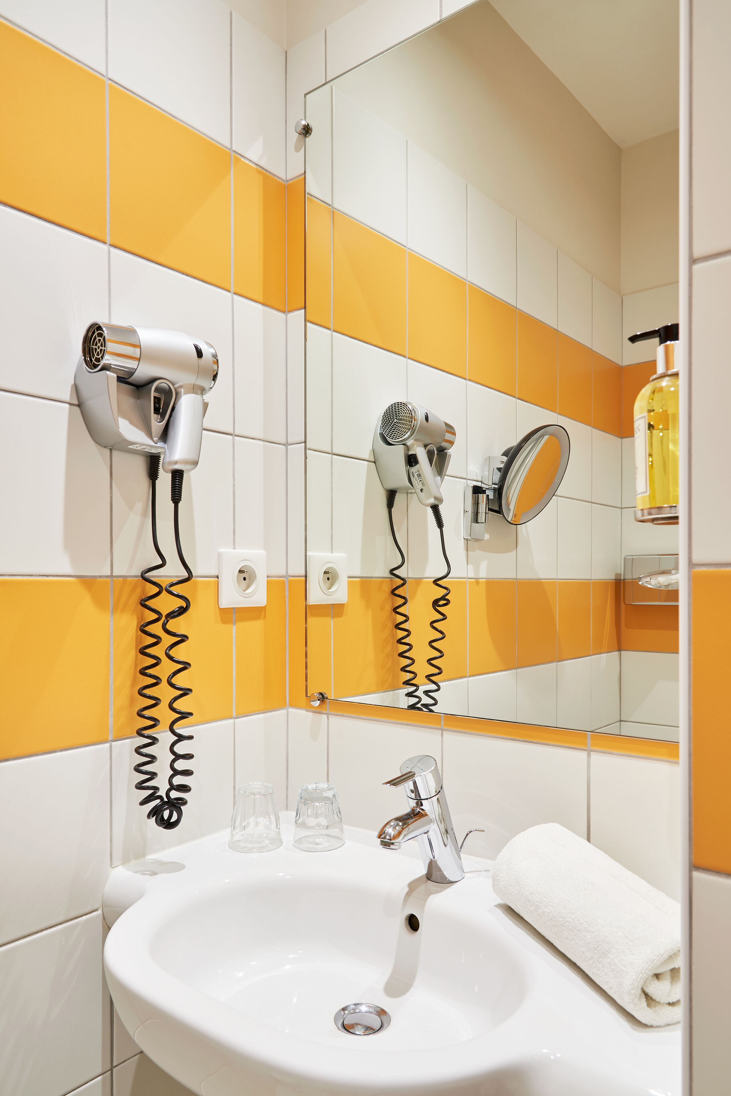 standard room | bathroom | free toiletries, hair dryer, bathrobes, slippers