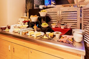 Se ofrece un desayuno bufé todos los días (por un coste adicional)