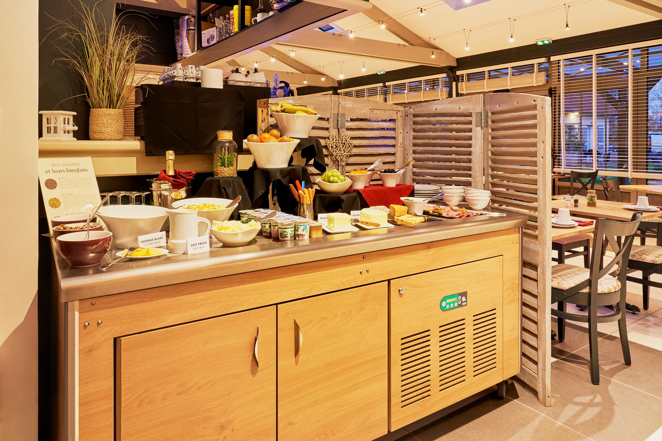 Tägliches Frühstücksbuffet (15 EUR pro Person)