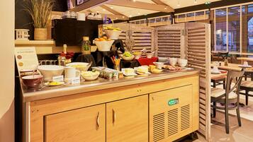 Desayuno buffet diario (EUR 15 por persona)