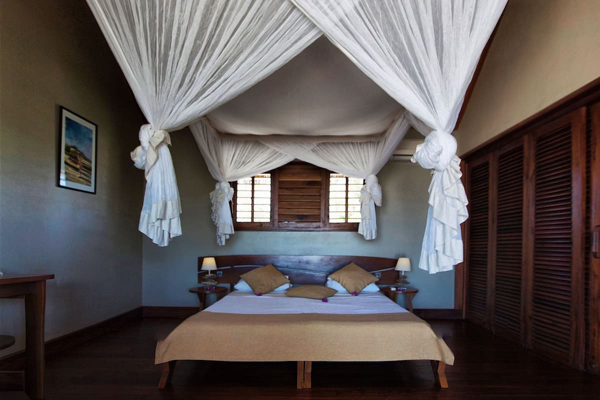 Ropa de cama de alta calidad y minibar