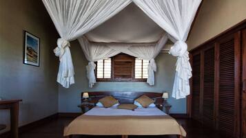 Bungalow | Premium bedding, minibar, in-room safe, desk