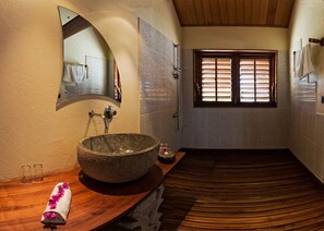 Bungalow | Phòng tắm | Buồng tắm vòi sen, đồ dùng nhà tắm miễn phí, máy sấy tóc 