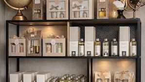Una estantería con diversos productos envasados, incluyendo botellas y cajas, probablemente para la venta o exhibición.