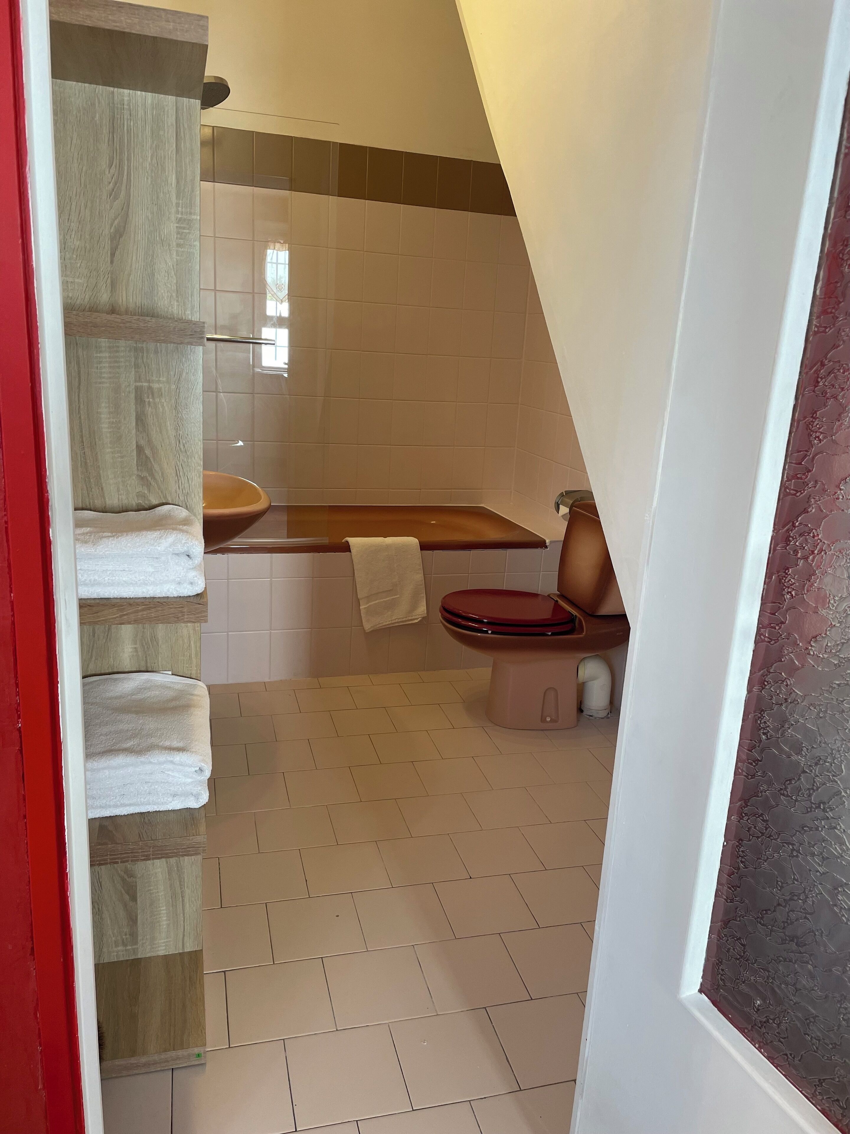 Appartement Deluxe, 1 chambre, non-fumeurs | Salle de bain | Douche, sèche-cheveux, peignoirs, serviettes fournies