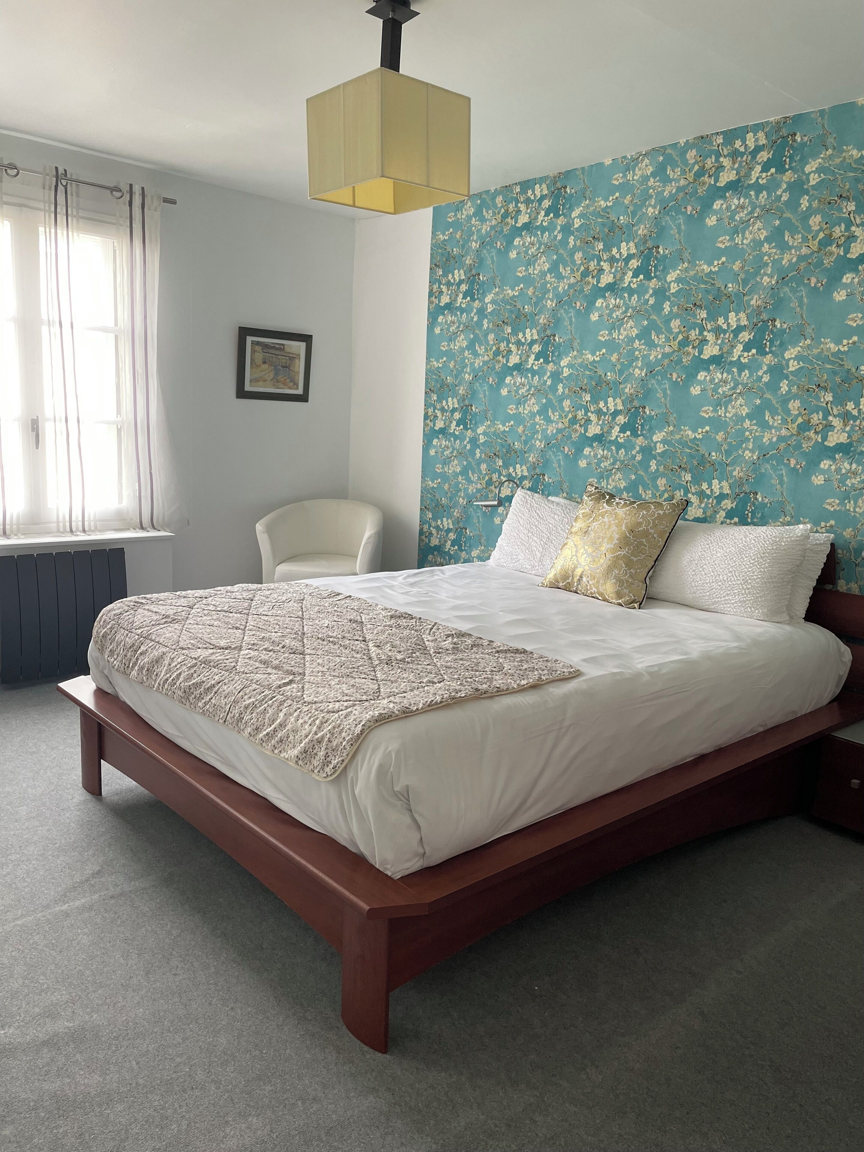 Decoración personalizada y espacio para trabajar con laptop 