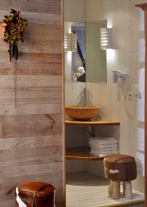 Superior Double Room | Bathroom | Shower, hair dryer, bathrobes, towels - Logis Hotel Restaurant Les 3 Rois (Issoudun)
