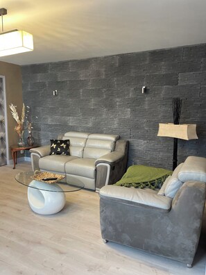 شقة ديلوكس - غرفة نوم واحدة - لغير المدخنين | منطقة المعيشة | مكتب