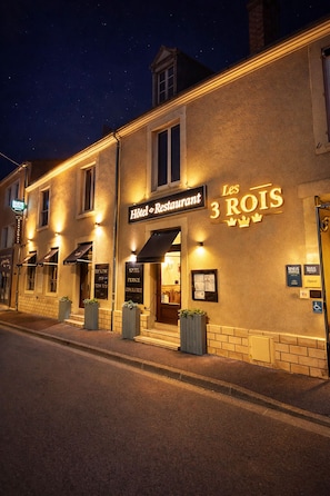 Exterior - Logis Hotel Restaurant Les 3 Rois (Issoudun)