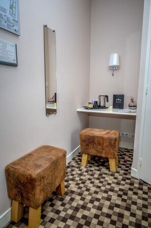 Kahden hengen comfort-huone | Yksilöllisesti sisustettu, kannettavalle tietokoneelle sopiva työtila