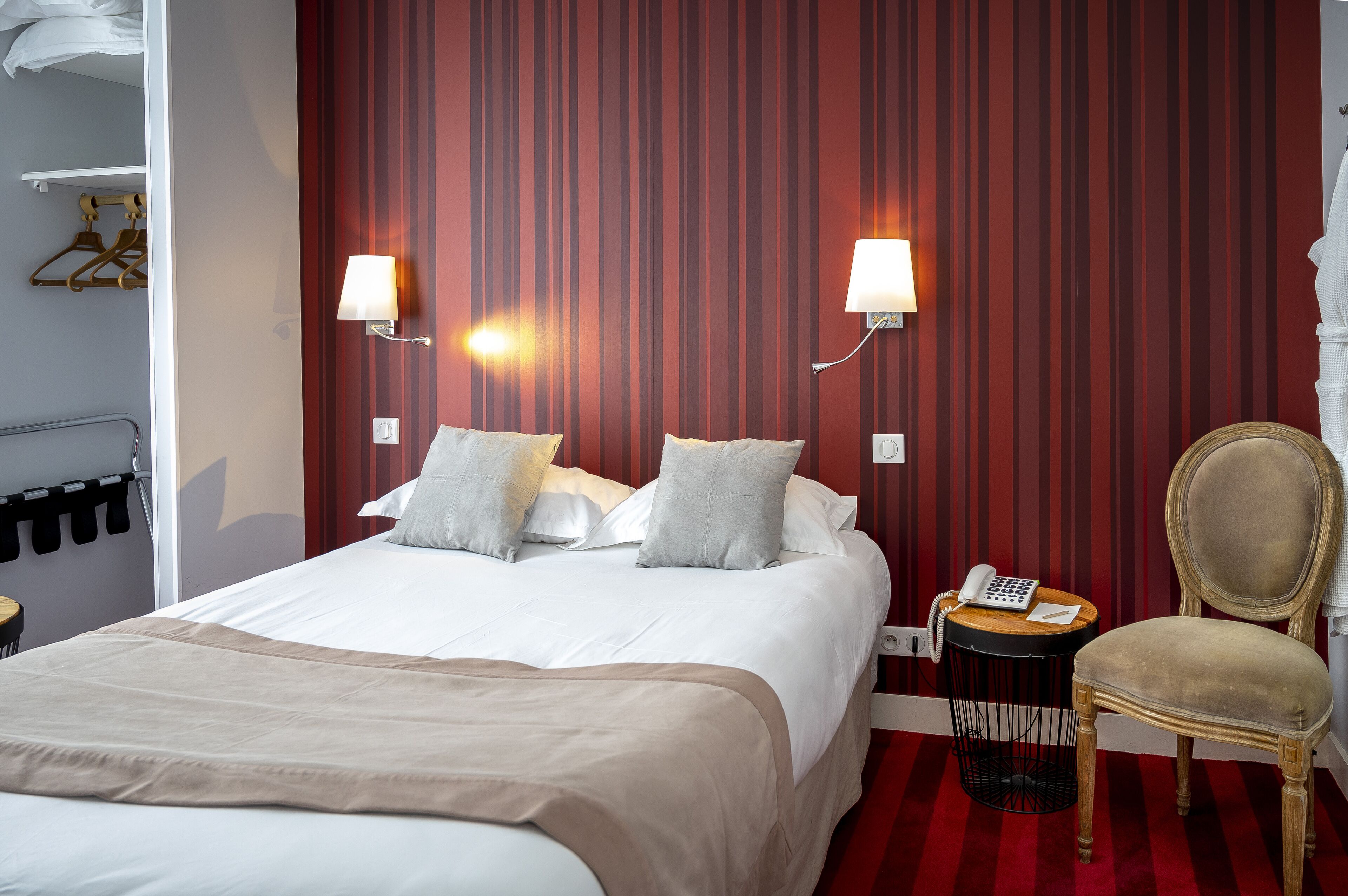 Kamar Double Comfort | Didekorasi berbeda-beda, ruang kerja ramah laptop, dan kedap suara