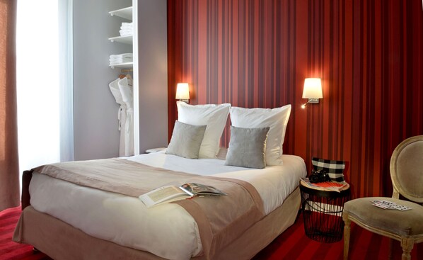 غرفة مزدوجة مريحة | بديكورات فريدة لكل غرفة ومساحة عمل للكمبيوتر المحمول