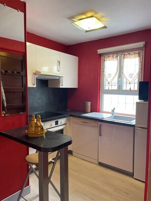 شقة ديلوكس - غرفة نوم واحدة - لغير المدخنين | مطبخ خاص | ماكينة لصنع القهوة/الشاي، غلّاية كهربائية