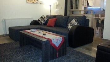 Deluxe Apartment, 3 Bedrooms | Living area