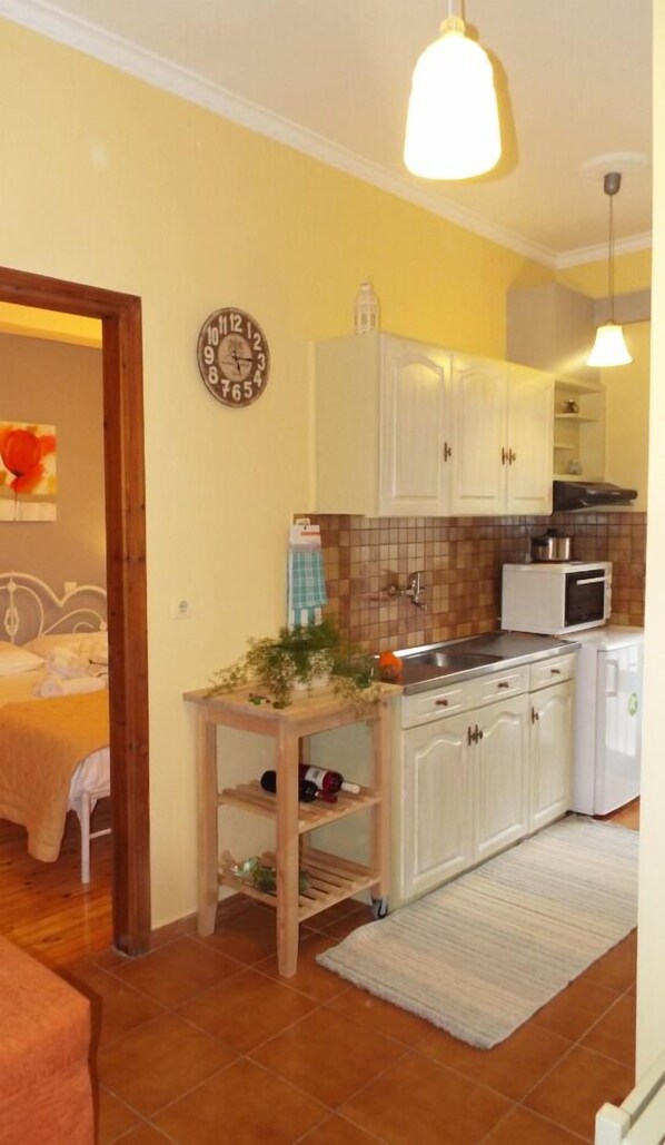 Apartment | Eigene Kochnische | Großer Kühlschrank, Herdplatte, Wasserkocher mit Kaffee-/Teezubehör